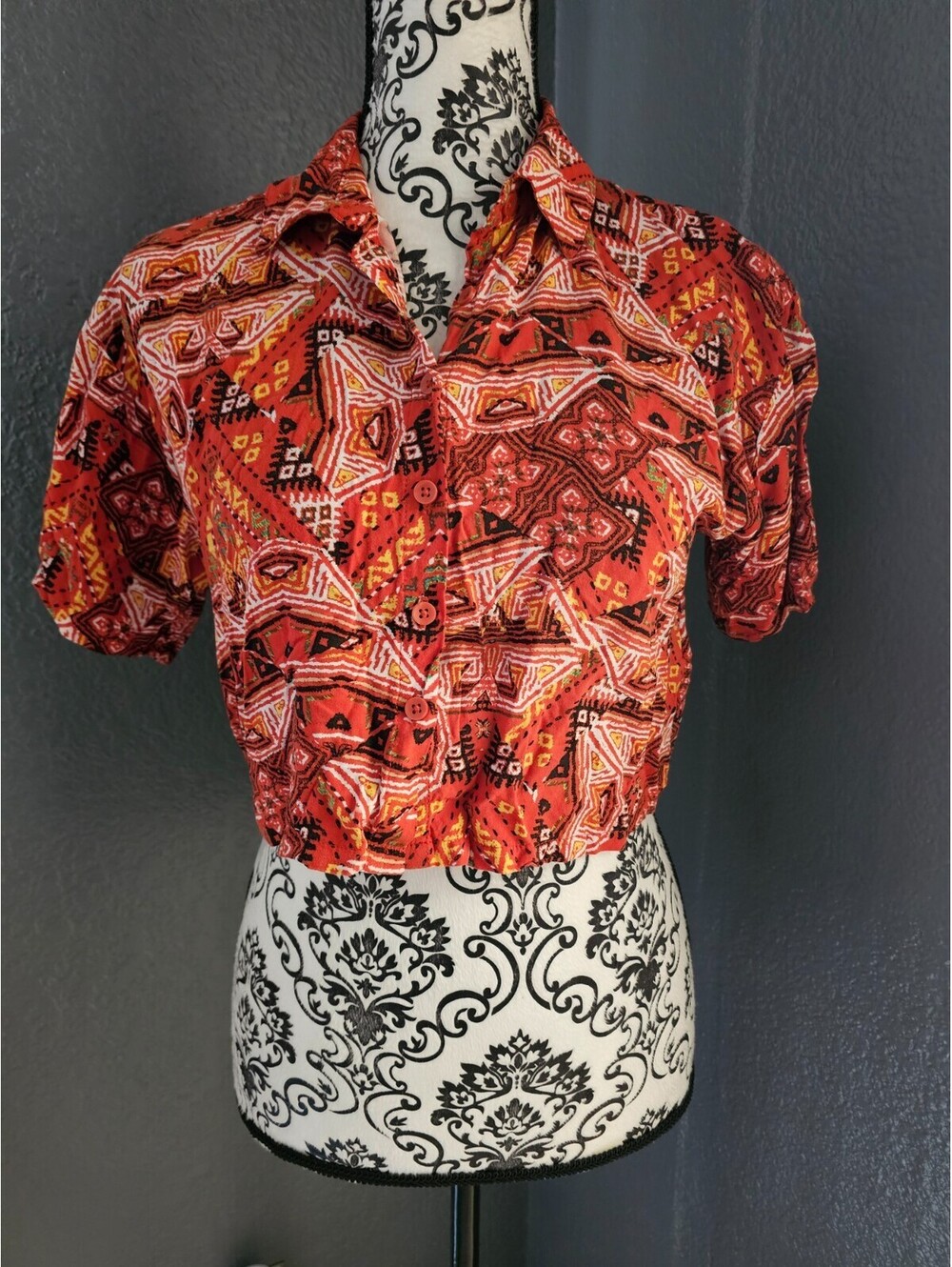 Women's Forever 21 Button Up Crop Top Blouse Size Small Multicolor African Black